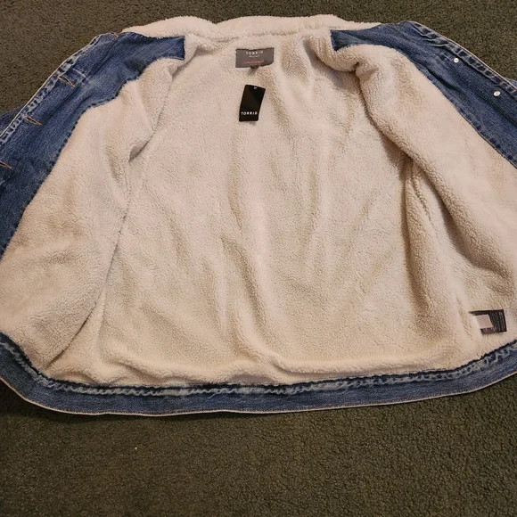 Torrid NWT Size 2X (18-20) Sherpa Lined Denim Trucker Jacket From 2025  $130MSRP - Picture 6 of 9